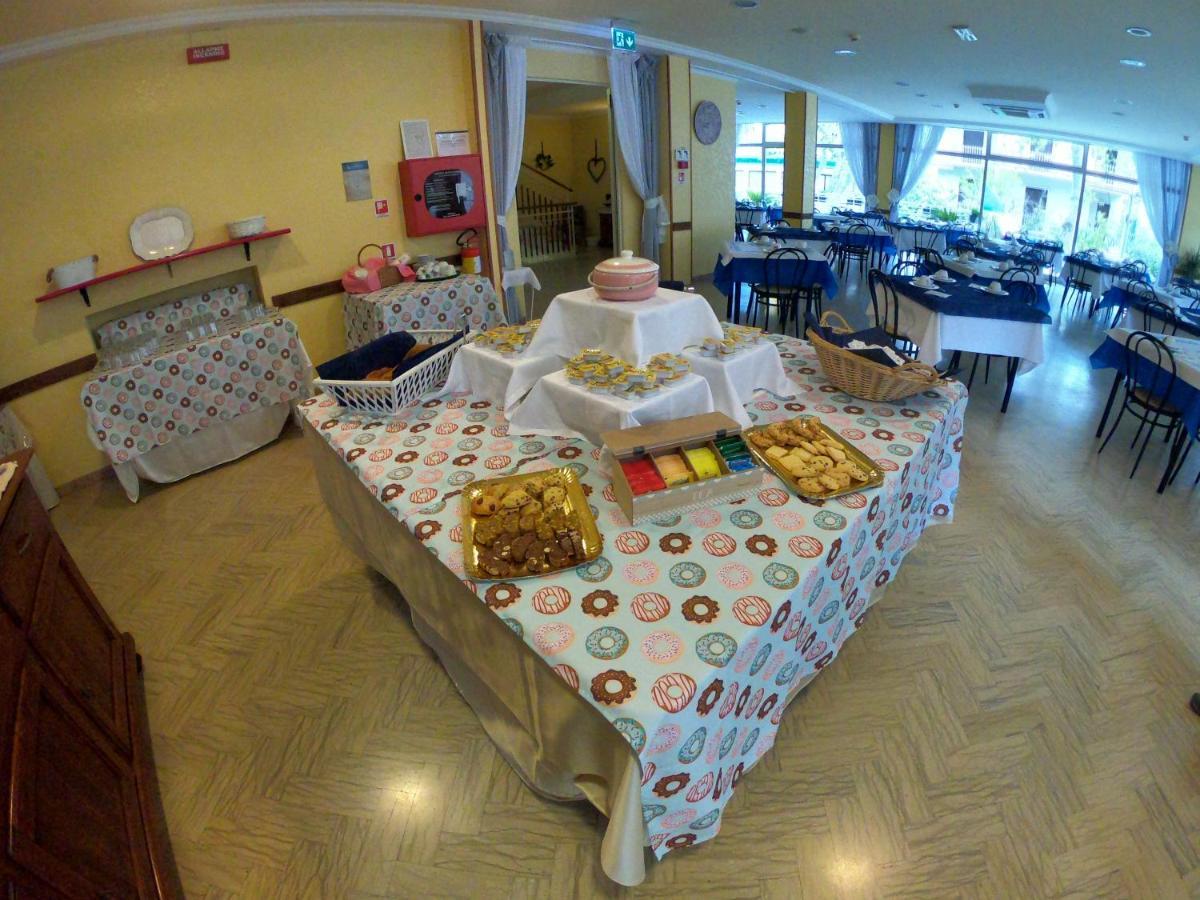Hotel Half Moon Airport Restaurant Rimini Exterior photo